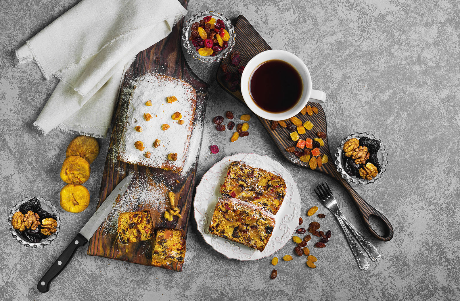 Plumcake alla frutta : Preparazione Sbattere 2 tuorli (conservando gli albumi) con 80 g di zucchero di canna e aggiungere pian piano una bustina di vanillina, un pizzico di sale e 200 g di yogurt bianco.