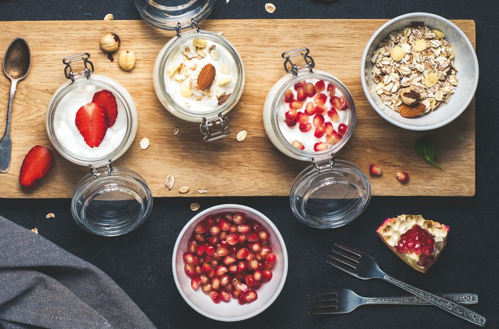 Preparazione Yogurt Energetico Mescolare uno yogurt greco con due cucchiai di miele, un cucchiaio di mix esotico Parisi e mandorle a piacere. Ricetta Yogurt Parisi Frutta secca scelta