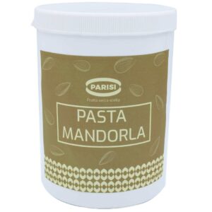 Un contenitore bianco con un'etichetta beige con illustrazioni di mandorle. L'etichetta riporta il marchio "Parisi", la frase "Frutta secca scelta" e il nome del prodotto "Pasta di Mandorla". La parte inferiore dell'etichetta presenta uno schema di disegni circolari. Il contenitore ha un coperchio bianco.