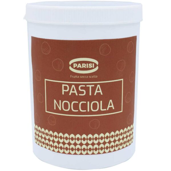 Un contenitore di plastica bianca con coperchio a vite bianco, etichettato "Pasta di Nocciola" di Parisi. L'etichetta è marrone con un motivo di illustrazioni color nocciola e un disegno geometrico bianco nella parte inferiore. Sopra il nome del prodotto è riportata la scritta "Frutta secca scelta", ad indicare che si tratta di frutta secca selezionata.